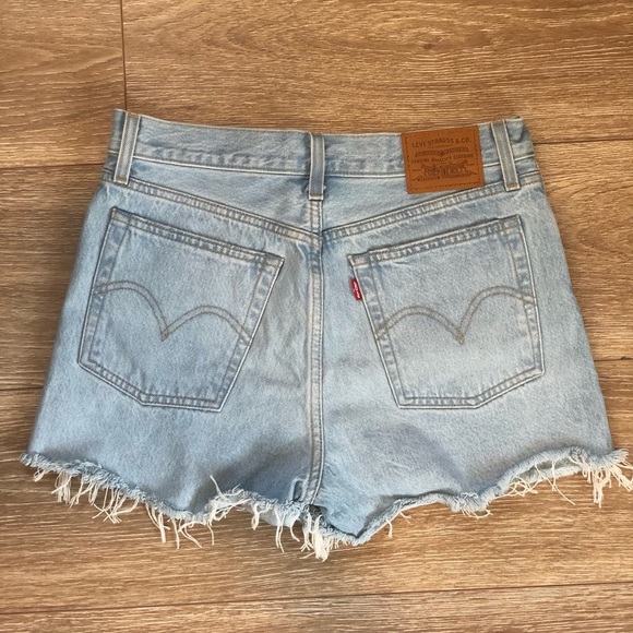 Levi’s Wedgie Short - Picture 2 of 2